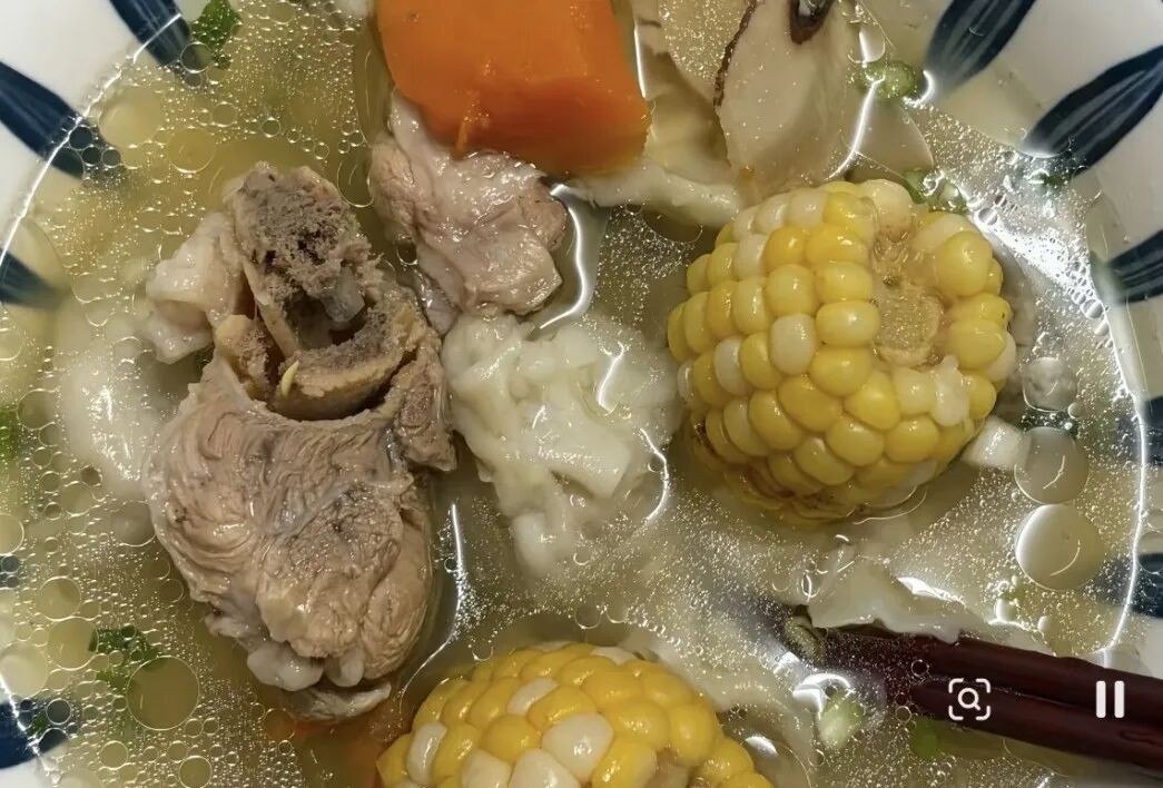 话题“到了这个年纪，才懂得我妈下班回家时，真的很需要肉已经解冻好了”引起热议