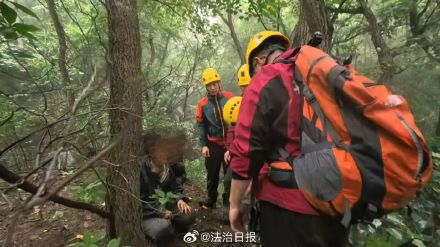 老人被困深山 因迷信多次错过救援 老人被困深山 因迷信多次错过救援