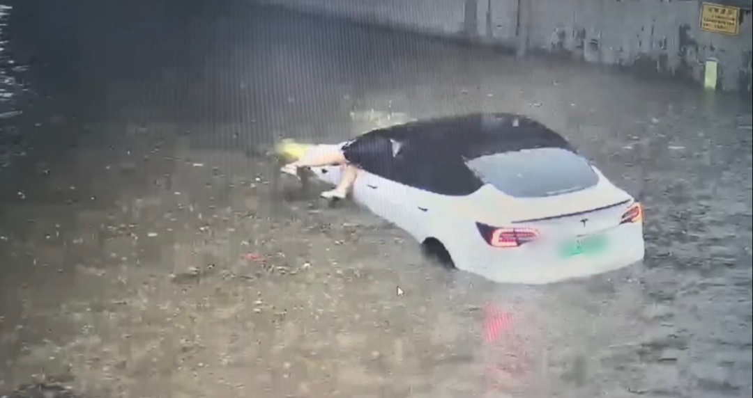 惊险 | 无视劝阻硬闯！北京多辆车被困！