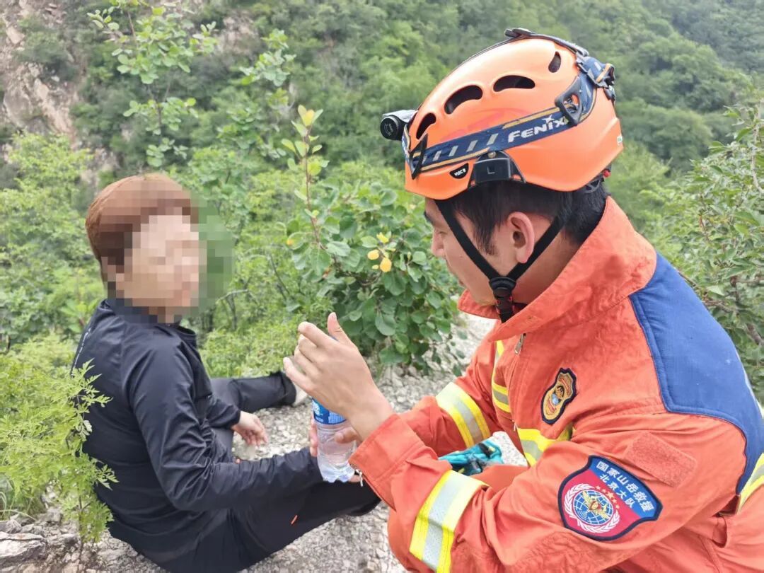 14名消防员上山救1人!雷电、暴雨、山洪、内涝四项预警齐发,怎么还有人爬山? 14名消防员上山救1人!雷电、暴雨、山洪、内涝四项预警齐发,怎么还有人爬山?