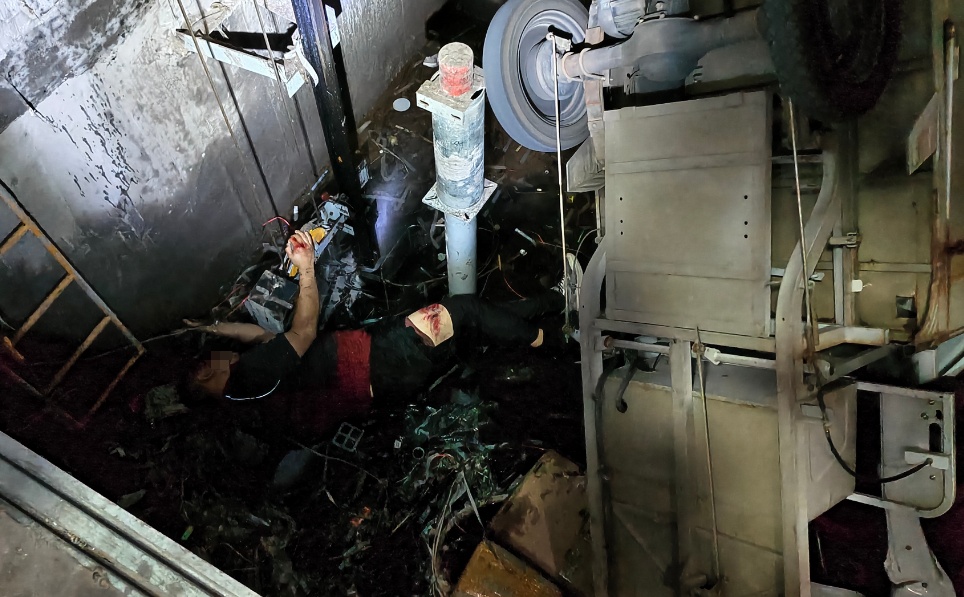 揪心!快递员倒车撞开电梯门,坠下约10米深电梯井…… 揪心!快递员倒车撞开电梯门,坠下约10米深电梯井……