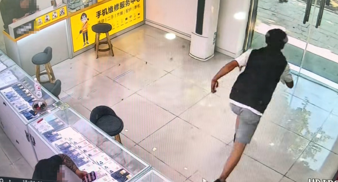 两男子假装买手机,趁机抢走4部手机,店家:作案前曾微信联系,警方已立案侦查 两男子假装买手机,趁机抢走4部手机,店家:作案前曾微信联系,警方已立案侦查