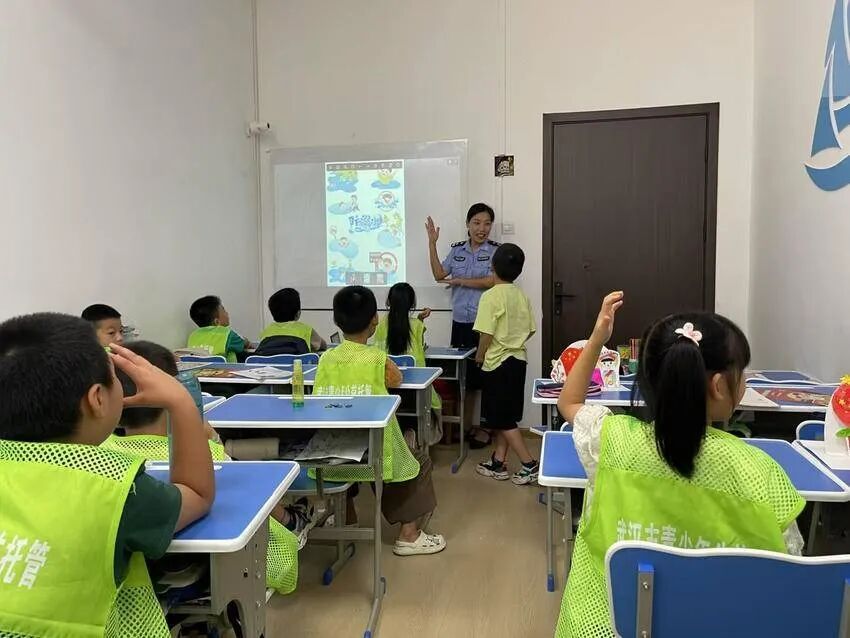 那个摸过爷爷弹片伤疤的女警,成了军民的贴心人 那个摸过爷爷弹片伤疤的女警,成了军民的贴心人