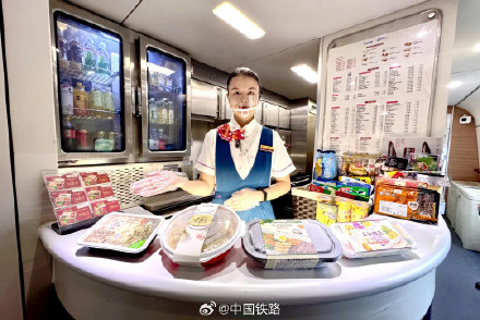 高铁列车推出夏季轻食 高铁列车推出夏季轻食