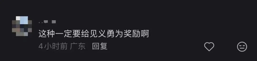 最帅身影！暴雨后车辆被困，深圳外卖小哥趟过齐腰深水扛起被困司机