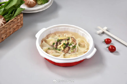 高铁列车推出夏季轻食 高铁列车推出夏季轻食