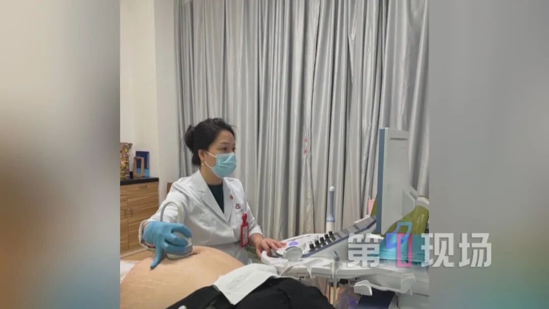 38岁女子怀上双胞胎，一个超早产保不住，另一个保到足月出生