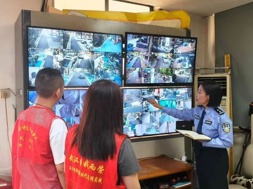 那个摸过爷爷弹片伤疤的女警,成了军民的贴心人 那个摸过爷爷弹片伤疤的女警,成了军民的贴心人