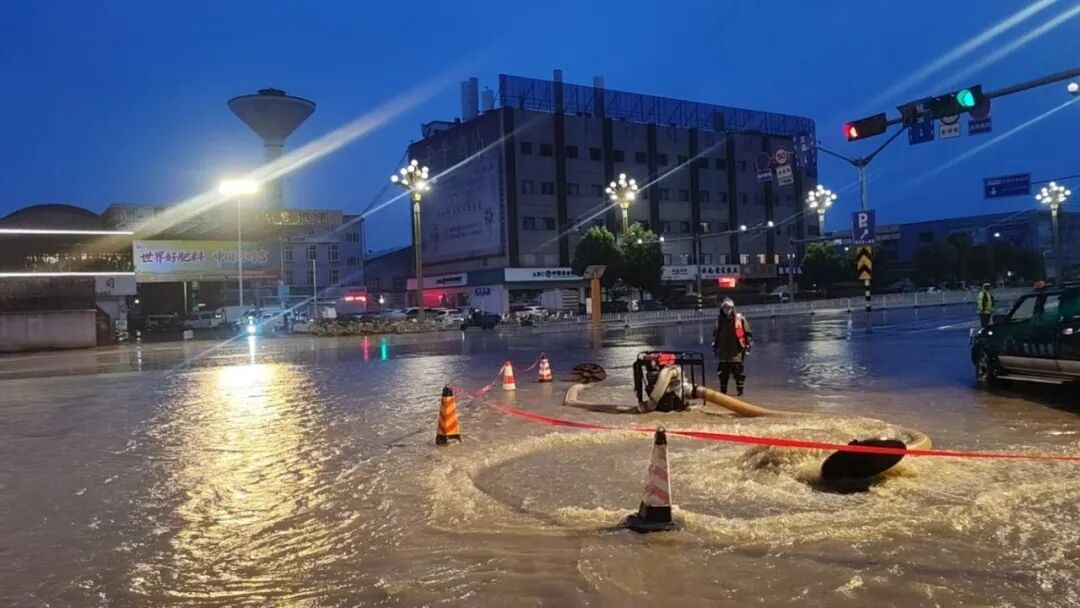 昆明呈贡昨夜遭遇强降雨,多部门连夜抢排,最新进展→ 昆明呈贡昨夜遭遇强降雨,多部门连夜抢排,最新进展→