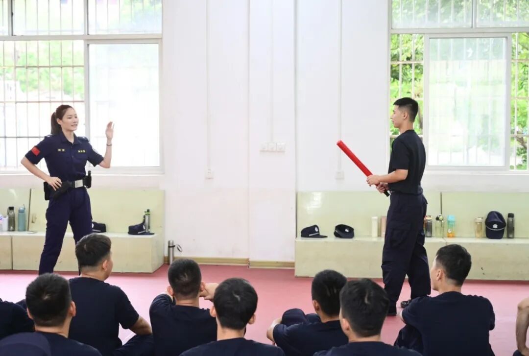 从“被淘汰”到教官比武女子冠军,广西这位民警用了四年! 从“被淘汰”到教官比武女子冠军,广西这位民警用了四年!