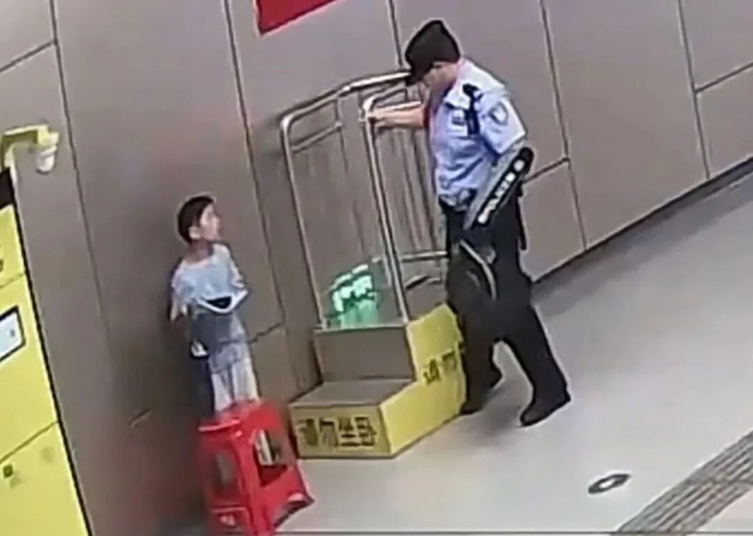 “这是最有温度的违反规定！”合肥地铁站一幕太暖心！