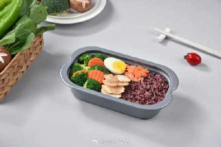 高铁列车推出夏季轻食 高铁列车推出夏季轻食