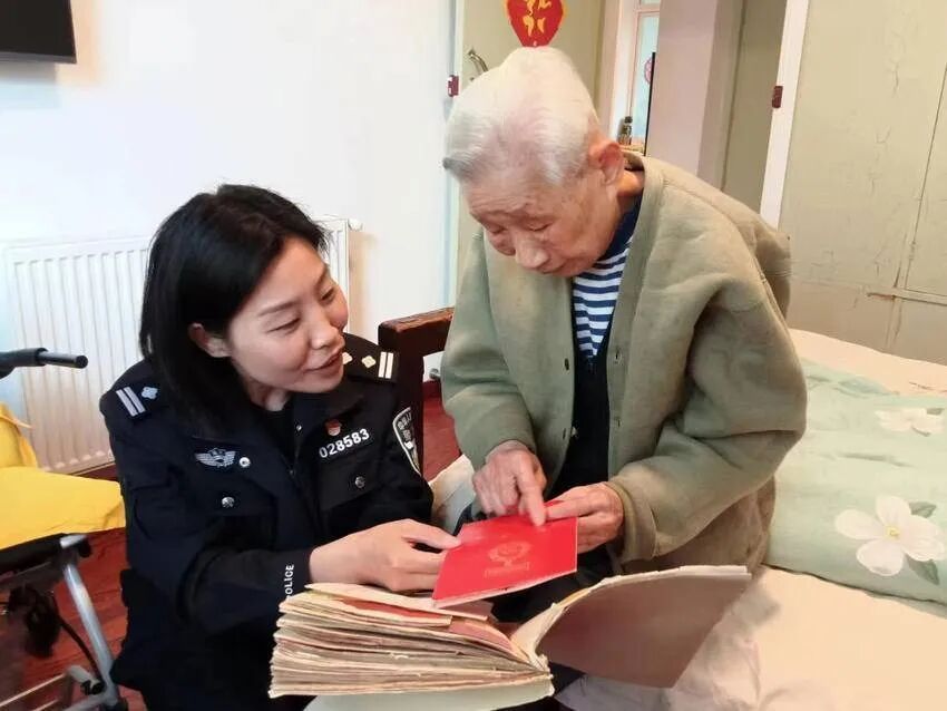 那个摸过爷爷弹片伤疤的女警,成了军民的贴心人 那个摸过爷爷弹片伤疤的女警,成了军民的贴心人