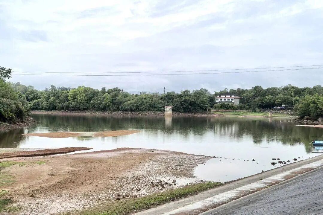成都三岔湖干涸见底?真相是→ 成都三岔湖干涸见底?真相是→