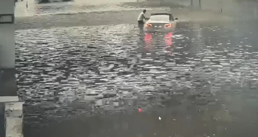 无视劝阻硬闯!北京昨日降雨期间多辆车因此被困 无视劝阻硬闯!北京昨日降雨期间多辆车因此被困