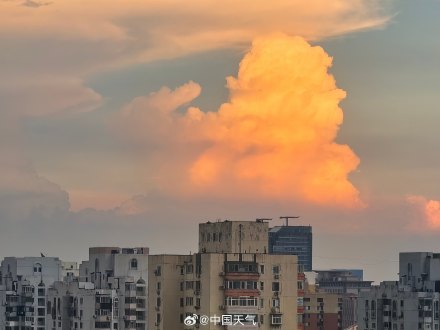 北京天空出现“橘子味大雪糕”