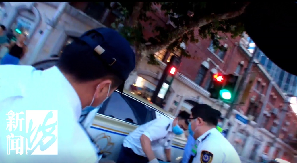 不对劲!上海一出租车转弯时突然停车!民警:快打120! 不对劲!上海一出租车转弯时突然停车!民警:快打120!