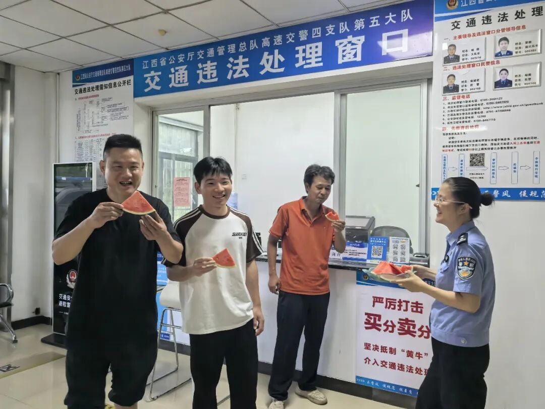 跨越两年,男子提着西瓜回到了这里 跨越两年,男子提着西瓜回到了这里
