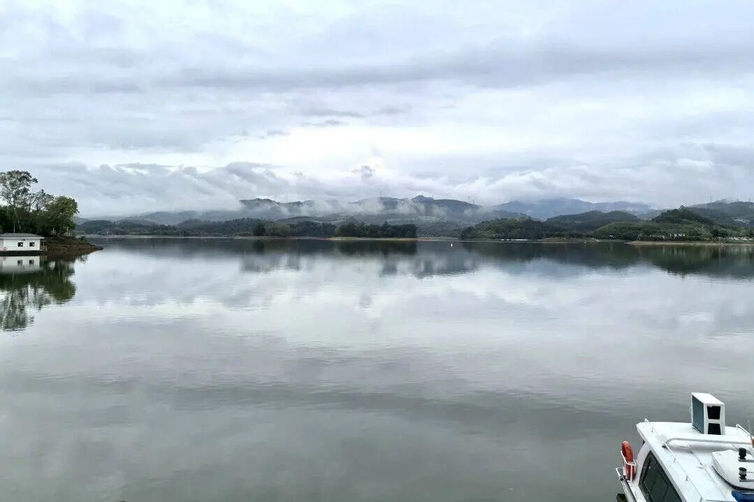 成都三岔湖干涸见底?真相是→ 成都三岔湖干涸见底?真相是→