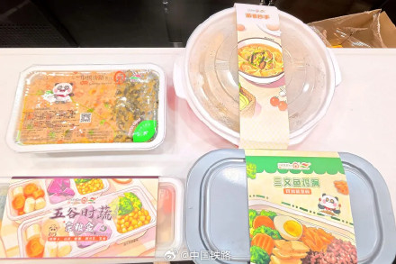 高铁列车推出夏季轻食 高铁列车推出夏季轻食