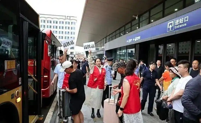 火车中途停运，甘肃天水给三千乘客免费安排酒店，房间里赠有泡面和麻辣烫