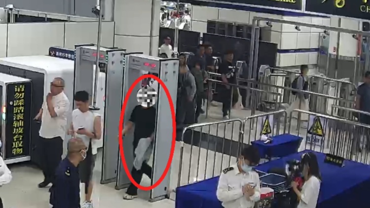 男子没带行李,却不敢露左手?深圳湾海关当场查获 男子没带行李,却不敢露左手?深圳湾海关当场查获