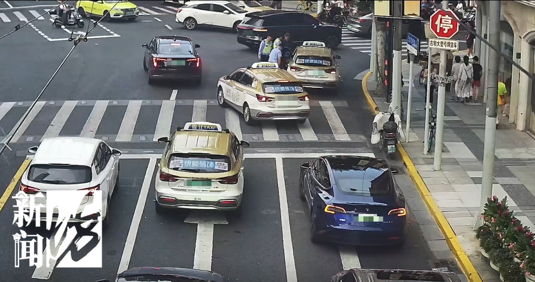 不对劲!上海一出租车转弯时突然停车!民警:快打120! 不对劲!上海一出租车转弯时突然停车!民警:快打120!