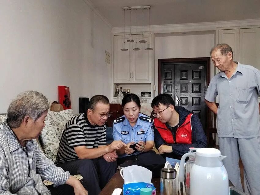 那个摸过爷爷弹片伤疤的女警,成了军民的贴心人 那个摸过爷爷弹片伤疤的女警,成了军民的贴心人
