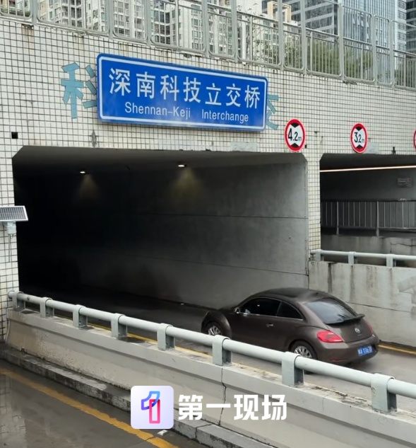 最帅身影！暴雨后车辆被困，深圳外卖小哥趟过齐腰深水扛起被困司机