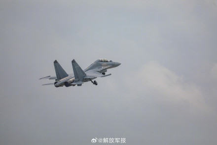 共赏！战机和蓝天白云适配度超高