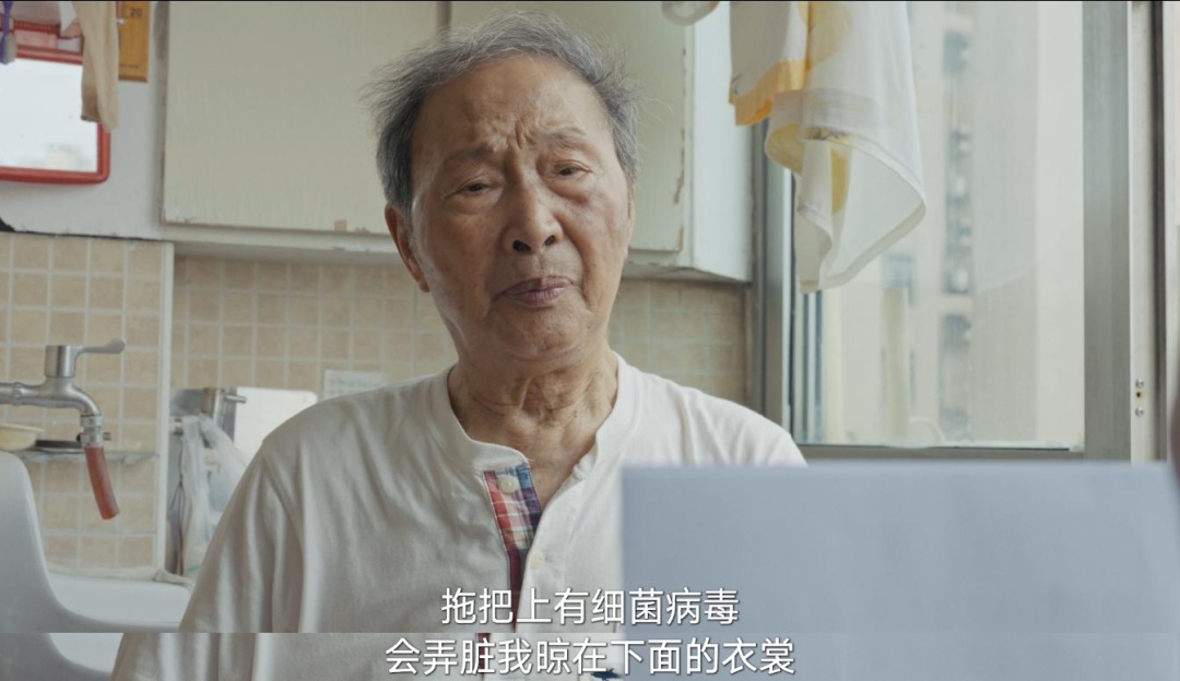 窗边一把悬挂的拖把，两家人吵了5年，偏执的八旬老伯背后，是妻子癌症去世的难愈伤痛