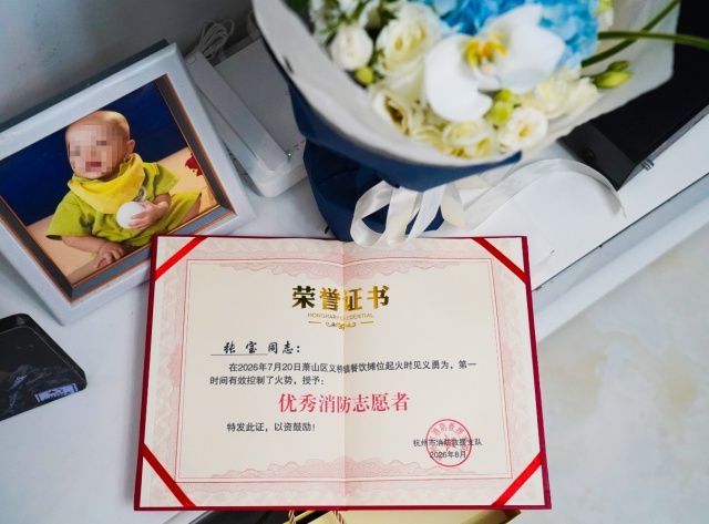 飞奔两个路口借来灭火器救火！这位杭州外卖小哥，有了新身份！