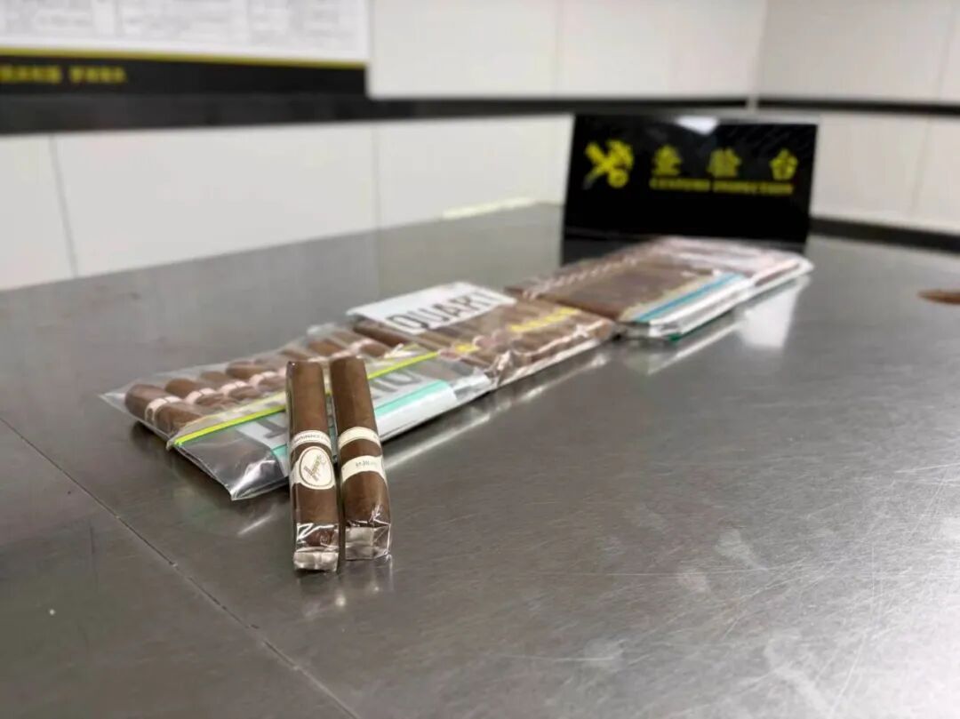 一男子在通过罗湖海关时边低头看手机,边快步同行,拦截检查后查获未申报雪茄40支 一男子在通过罗湖海关时边低头看手机,边快步同行,拦截检查后查获未申报雪茄40支