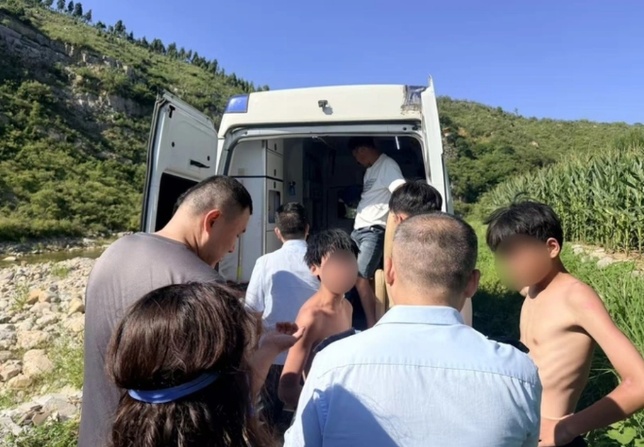 教科书式全家救援！丈夫水下托举，儿子送来浮垫，济南这一家人从水里抢回少年
