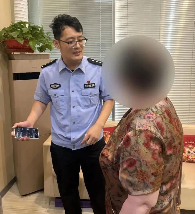 69岁老人欲转6.5万,东营民警及时拦截识破骗局 69岁老人欲转6.5万,东营民警及时拦截识破骗局