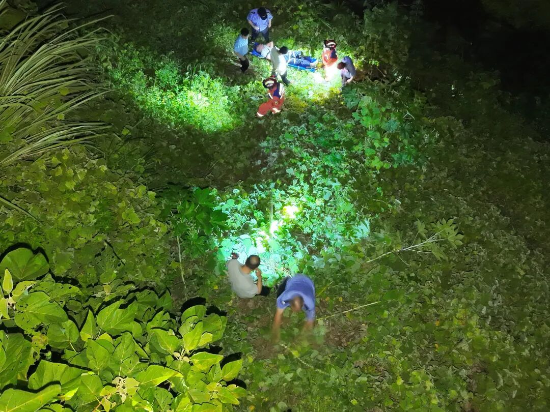 江西于都一八旬老人饭后散步不慎跌落山崖，&nbsp;众人“搭人梯”接力救援