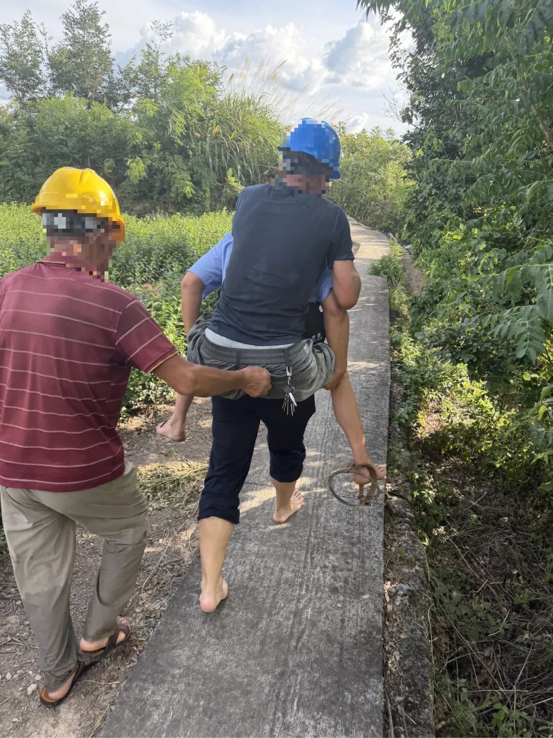 险!野塘踩到捕兽夹,民警涉水背人200米救援 险!野塘踩到捕兽夹,民警涉水背人200米救援