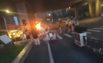 飞奔两个路口借来灭火器救火！这位杭州外卖小哥，有了新身份！