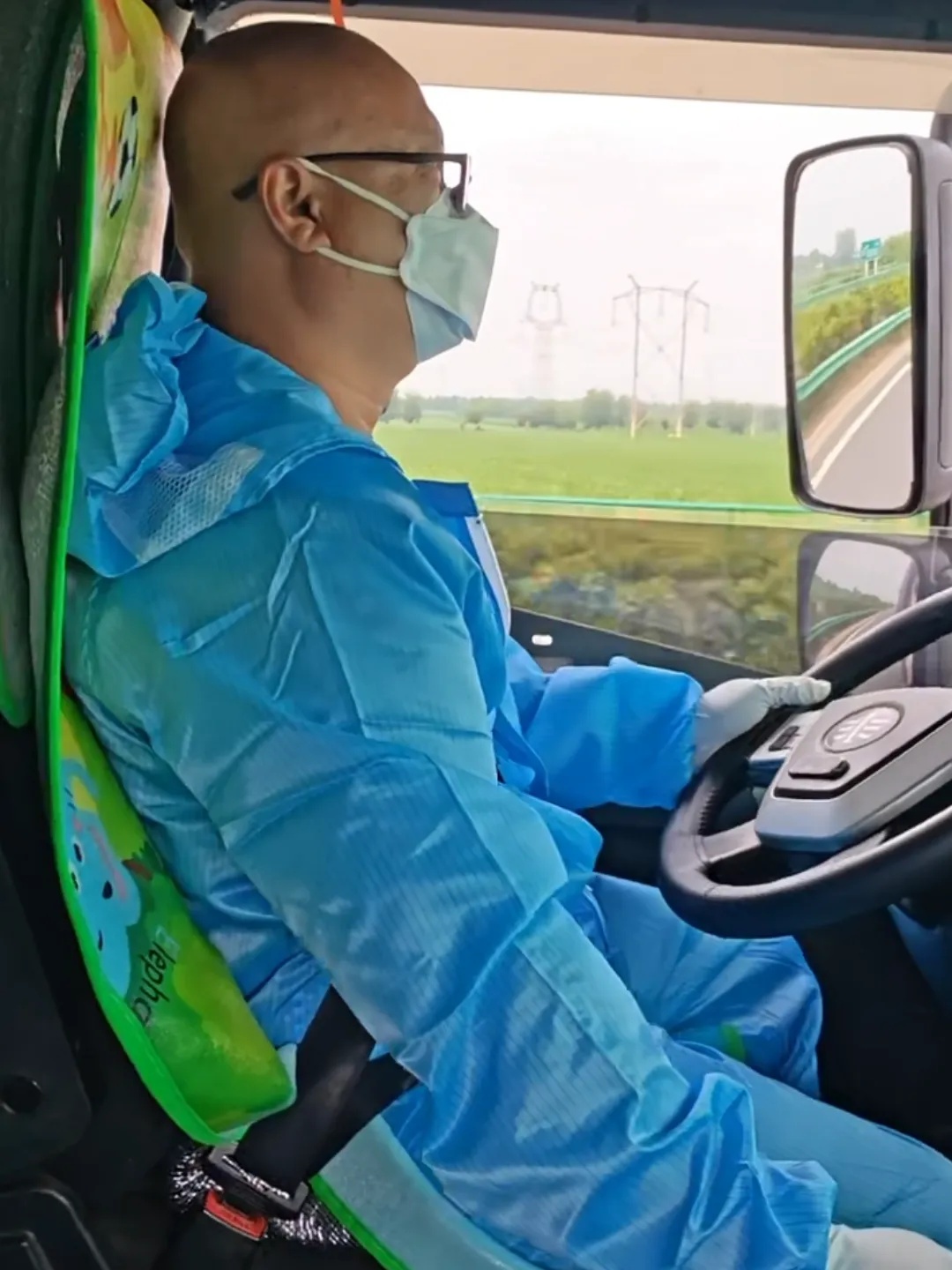 “刘兄弟，到家了！”