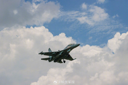共赏！战机和蓝天白云适配度超高