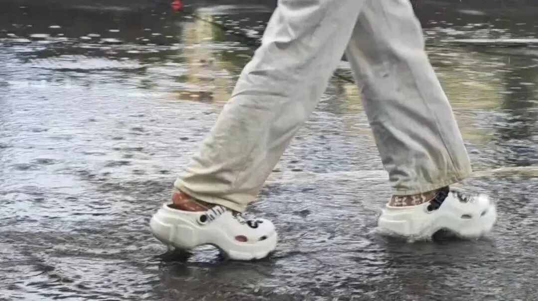 可能阻碍足弓发育,增加真菌感染风险,医生提醒:不要长期穿洞洞鞋 可能阻碍足弓发育,增加真菌感染风险,医生提醒:不要长期穿洞洞鞋