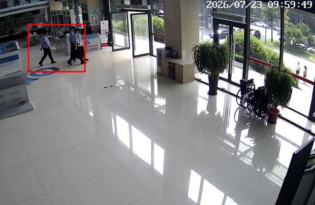 潍坊户籍民警智斗在逃人员，窗口抓获盗窃嫌犯