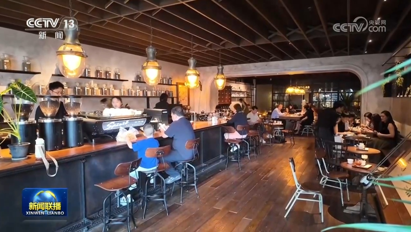 暑期游持续升温 激发城乡消费活力 暑期游持续升温 激发城乡消费活力