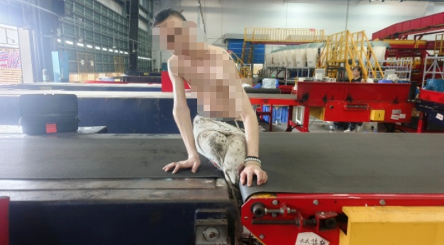 物流园内,男子双腿被传送带紧紧“压缩”!千万警惕此类伤害 物流园内,男子双腿被传送带紧紧“压缩”!千万警惕此类伤害