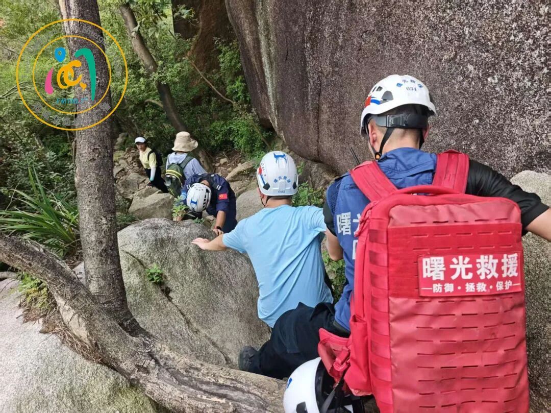 厦门一男子山野徒步体力透支晕倒,救援队紧急出动,成功救助遇险人员 厦门一男子山野徒步体力透支晕倒,救援队紧急出动,成功救助遇险人员
