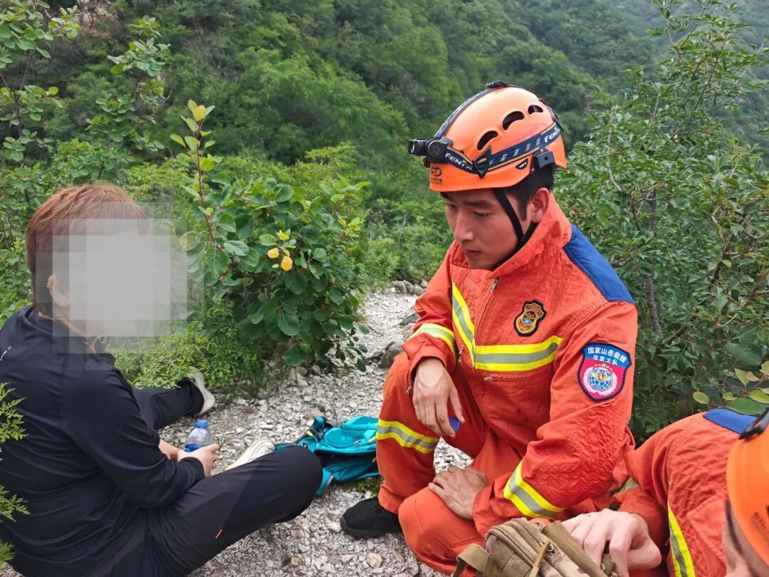 四预警齐发之际,女子白瀑寺环线脱水瘫困山顶,北京门头沟消防49分钟火速救回 四预警齐发之际,女子白瀑寺环线脱水瘫困山顶,北京门头沟消防49分钟火速救回