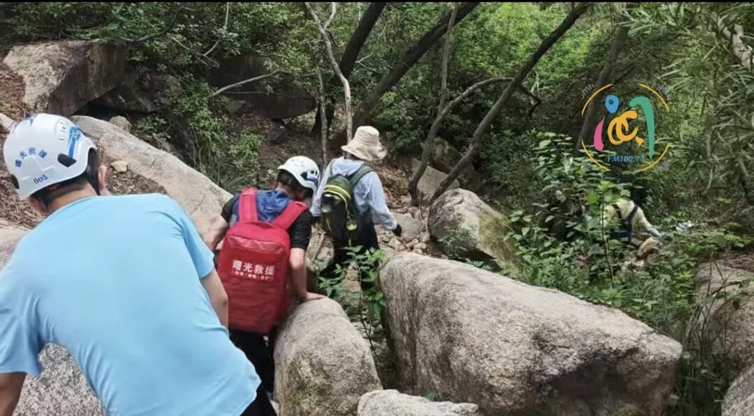 厦门一男子山野徒步体力透支晕倒,救援队紧急出动,成功救助遇险人员 厦门一男子山野徒步体力透支晕倒,救援队紧急出动,成功救助遇险人员