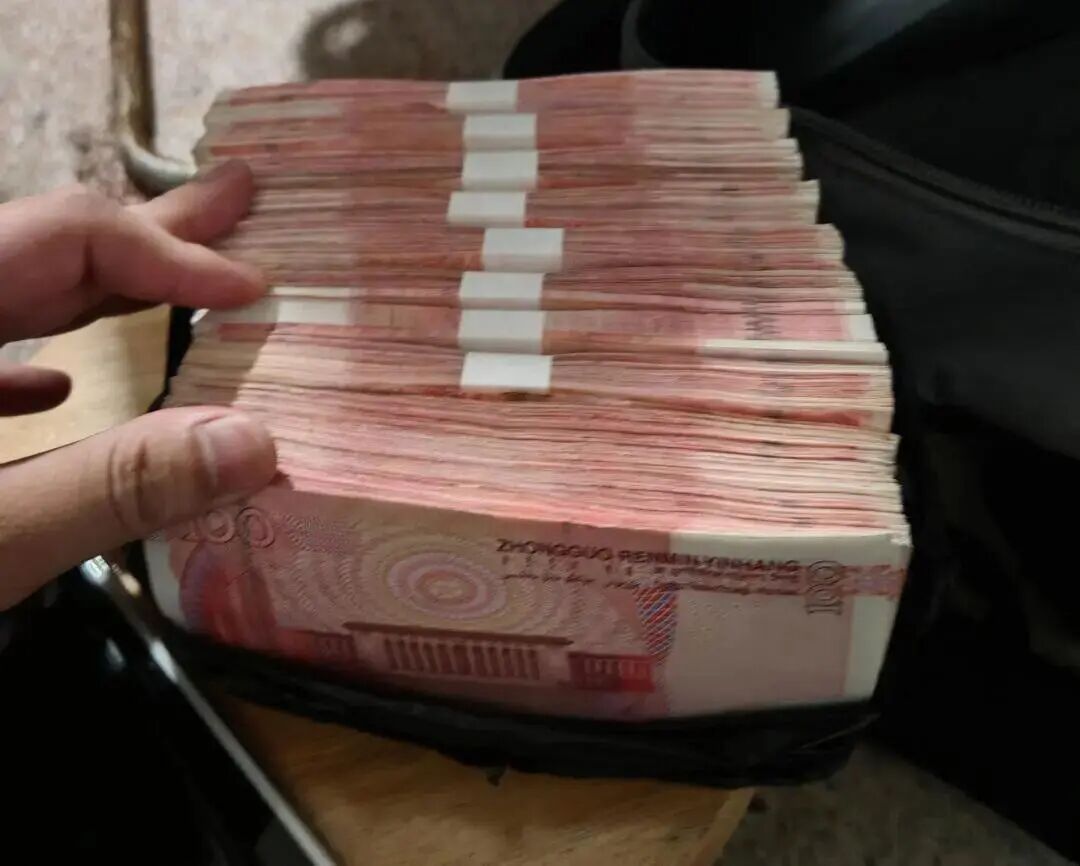 广东一资深股民深陷投资“杀猪盘”,差点把10万元“人肉转运”给骗子,被警方及时拦下 广东一资深股民深陷投资“杀猪盘”,差点把10万元“人肉转运”给骗子,被警方及时拦下