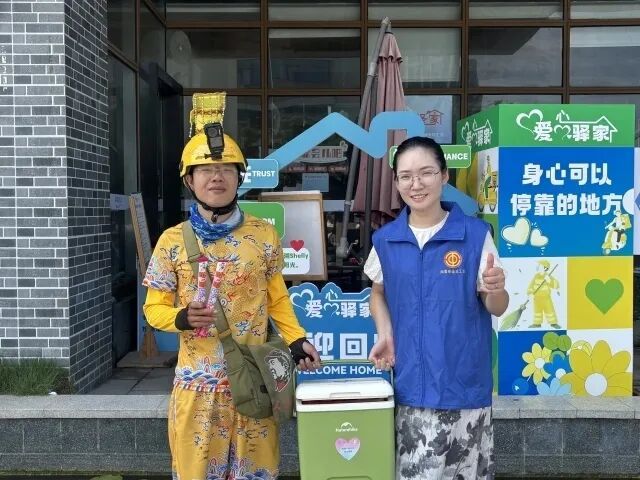 飞奔两个路口借来灭火器救火！这位杭州外卖小哥，有了新身份！