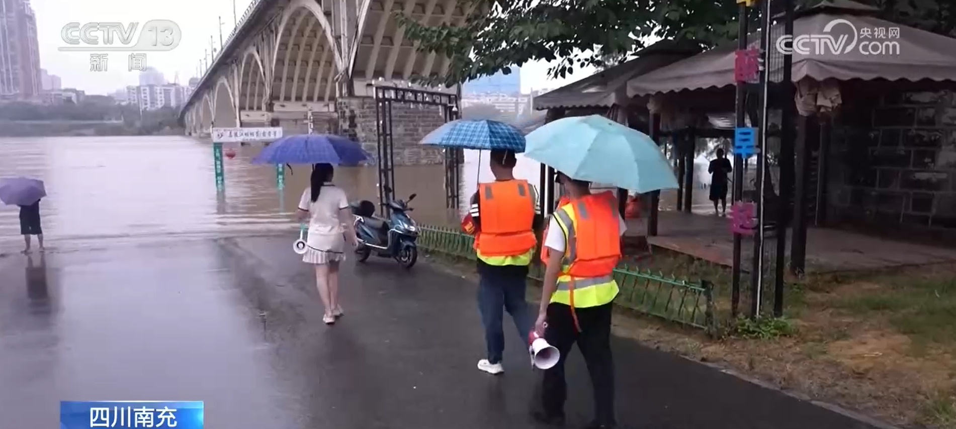 无论洪水、暴雨还是高温干旱 总有他们在坚守 护安全保运行